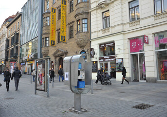 Brno: Telefonní budky pro dobíjení mobilů a veřejnou wifi síť